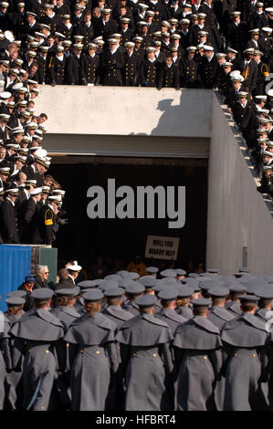 051203-N-9693M-044 Philadelphie, Pennsylvanie (déc. 3, 2005) - L'Armée de l'ouest du pont Cadets mars hors du terrain au cours de cérémonies d'inauguration de la 106e à l'Armée de Marine vs match de football, qui a eu lieu pour la troisième année consécutive au Lincoln Financial Field. Les médiums ont remporté les trois dernières batailles Army-Navy à même la série de tous les temps à 49-49-7. La Marine a accepté une invitation à jouer dans le poinsettia Bowl de San Diego le 22 décembre. Photo de la Marine américaine par Damon J. Moritz (2005) Parution Army-Navy Ligne Jeu de gris Banque D'Images