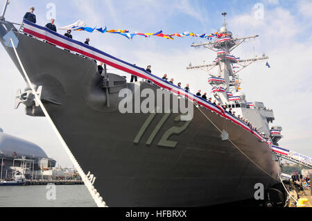 NEW YORK (oct. 6, 2012) marins affectés à l'USS destroyer lance-missiles, Michael Murphy (DDG 112) les rails qu'ils mettre le navire à la vie au cours de sa cérémonie de mise en service. Le nouveau destroyer honore la mémoire de feu le lieutenant (JOINT) Michael P. Murphy, un natif de New York qui a reçu à titre posthume la Médaille d'honneur pour ses actions dans la lutte contre le chef d'une équipe de reconnaissance de quatre hommes en Afghanistan. Murphy a été la première personne à avoir reçu la médaille pour actions en Afghanistan, et le premier membre de la Marine américaine à recevoir le prix depuis la guerre du Vietnam. Le navire sera basée à Pearl Harbor, Banque D'Images