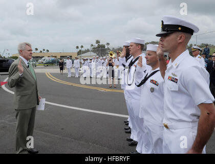 120615-N-AC887-003 Mayport, Florida. (15 juin 2012) Secrétaire de la Marine (SECNAV) l'honorable Ray Mabus administre le serment de réinscription pour six marins avant de livrer un discours à tous les appels mains à Mayport, en Floride Mabus a également annoncé le premier groupe amphibie (ARG) navire prévu pour passer d'attache de la station navale de Mayport, Fla., arrivera au dernier trimestre de l'année civile 2013. Le San Antonio-classe de transport amphibie Navire dock USS New York (LPD 21) sera le premier à changer d'attache, suivi par le navire d'assaut amphibie USS Iwo Jima (DG 7), et e Banque D'Images