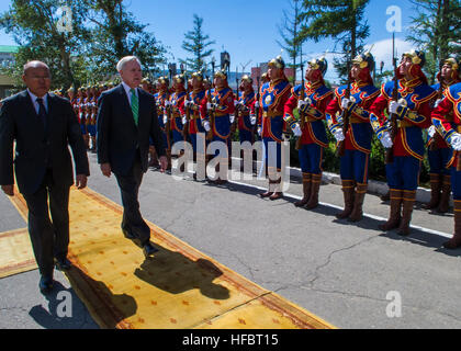 120821-N-AC887-004 Ulaanbaatar, Mongolie (août 21, 2012) Secrétaire de la Marine (SECNAV) Ray Mabus inspecte les membres en service de Forces armées mongoles au ministère de la Défense de Mongolie à Oulan-Bator, en Mongolie. Claude s'est rendue en Mongolie pour observer des exercices de formation et de rencontrer des hauts fonctionnaires du gouvernement des États-Unis et le mongol et les responsables militaires pour discuter du renforcement des partenariats et opérations de maintien de la paix mondiale. (U.S. Photo par marine Spécialiste de la communication de masse en chef Sam/rasoirs) parution officielle - l'imagerie de la marine américaine - Le SECNAV inspecte les membres de service. Banque D'Images