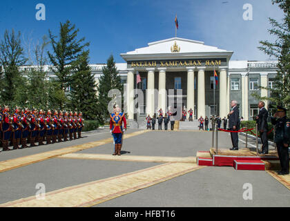 120821-N-AC887-002 Ulaanbaatar, Mongolie (août 21, 2012) Secrétaire de la Marine (SECNAV) Ray Mabus reçoit les honneurs de la part des forces armées mongoles au ministère de la Défense de Mongolie à Oulan-Bator, en Mongolie. Claude s'est rendue en Mongolie pour observer des exercices de formation et de rencontrer des hauts fonctionnaires du gouvernement des États-Unis et le mongol et les responsables militaires pour discuter du renforcement des partenariats et opérations de maintien de la paix mondiale. (U.S. Photo par marine Spécialiste de la communication de masse en chef Sam/rasoirs) parution officielle - l'imagerie de la marine américaine - Le SECNAV reçoit les honneurs. Banque D'Images