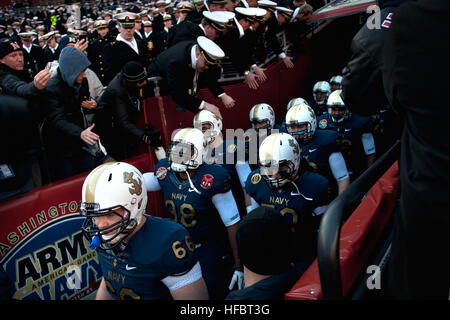 111210-N-MG658-323 LANDOVER, Maryland (déc. 10, 2011) l'académie navale des États-Unis les aspirants de pénétrer dans le stade avant le 112e match de football Army-Navy à FedEx Field. Les aspirants de battre l'armée américaine Academy Black Knights 27-21. (U.S. Photo par marine Spécialiste de la communication de masse 2e classe Todd Frantom s/libérés) - Imagerie de la marine américaine - l'académie navale des États-Unis les aspirants de pénétrer dans le stade. Banque D'Images