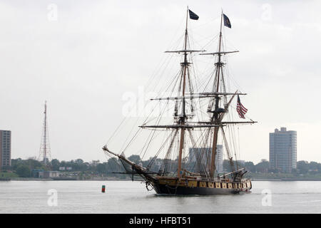 120904-N-FE728-113 DETROIT (sept. 4, 2012) l'US Brig Niagara arrive au quai de la Renaissance au cours de l'NavyÕs commémoration du bicentenaire de la guerre de 1812 à Detroit. Cette célébration coïncide avec la Semaine de la Marine de Detroit, l'une des 15 manifestations prévues signature à travers l'Amérique en 2012. Niagara a servi de navire amiral de secours Oliver Hazard Perry dans la bataille du lac Érié au cours de la guerre de 1812. (U.S. Photo par marine Spécialiste de la communication de masse 1re classe Todd A. Stafford/libérés) - Imagerie de la marine américaine - Les Etats-unis Brig Niagara arrive à l'embarcadère de la Renaissance. Banque D'Images