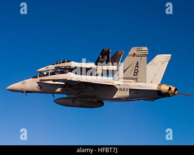 La mer d'Oman (oct. 4, 2012) Deux F/A-18F Super Hornet voler au-dessus de la mer d'Oman. Les marins de l'Amérique, un combattants sont rapides et flexibles de travail déployé dans le monde entier. Inscrivez-vous à la conversation sur les médias sociaux à l'aide de # la guerre. (U.S. Photo de la marine par le lieutenant Cmdr. Josh Hammond/libérés) 121004-N-ZZ999-010 http://www.facebook.com/USNavy http://www.twitter.com/USNavy la conversation Inscrivez-vous Http://navylive.dodlive.mil - Imagerie de la Marine Américaine - deux F-A-18 survolent la mer d'Oman. Banque D'Images