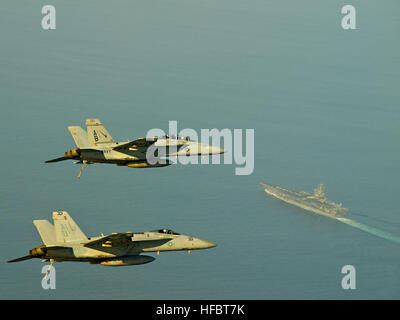 La mer d'Oman (oct. 4, 2012) Deux F/A-18 Super Hornet voler au-dessus du porte-avions USS Enterprise (CVN 65). Enterprise est déployé sur le 5e Flotte des États-Unis zone de responsabilité des opérations de sécurité maritime, les efforts de coopération en matière de sécurité dans le théâtre et missions d'appui pour l'opération Enduring Freedom. Les marins de l'Amérique, un combattants sont rapides et flexibles de travail déployé dans le monde entier. Inscrivez-vous à la conversation sur les médias sociaux à l'aide de # la guerre. (U.S. Photo de la marine par le lieutenant Cmdr. Josh Hammond/libérés) 121004-N-ZZ999-018 http://www.facebook.com/USNavy http://www.twitter.com/USNav Rejoignez la conversation Banque D'Images