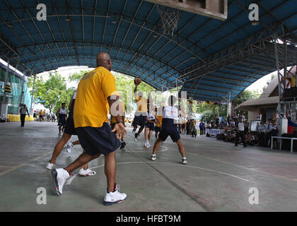 120709-N-YU482-003 GENERAL SANTOS, Philippines (9 juillet 2012) aux États-Unis et les marins philippins concurrence dans un tournoi de basket-ball lors d'une journée du sport au cours de la formation et de préparation à la coopération à flot (CARAT) Philippines 2012. CARAT est une série d'exercices militaires bilatéraux entre la Marine américaine et les forces armées du Bangladesh, Brunei, Cambodge, Indonésie, Malaisie, Philippines, Singapour et Thaïlande. Timor Leste se joint à l'exercice pour la première fois en 2012. (U.S. Photo par marine Spécialiste de la communication de masse 1re classe Stephen/Hickok) parution officielle - l'imagerie de la marine américaine - États-Unis et Phil Banque D'Images