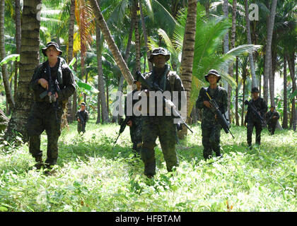 120703-N-HM950-042 GENERAL SANTOS, Philippines (3 juillet 2012) Les Marines américains, affectés à la lutte contre le terrorisme de la Flotte du Pacifique, de l'équipe de sécurité et une patrouille conduite marines des Philippines au cours d'un exercice d'assaut amphibie beach pour la coopération de l'état de préparation et de formation à flot (CARAT) Philippines 2012. CARAT est une série d'exercices militaires bilatéraux entre la Marine américaine et les forces armées du Bangladesh, Brunei, Cambodge, Indonésie, Malaisie, Philippines, Singapour et Thaïlande. Timor Leste se joint à l'exercice pour la première fois en 2012. (U.S. Photo par marine Chef de la communication de masse d'un spécialiste Banque D'Images