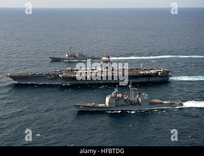 120322-N-FI736-319 OCÉAN ATLANTIQUE (22 mars 2012) Le croiseur lance-missiles USS Vicksburg (CG 69), premier plan, et la classe Arleigh Burke destroyer lance-missiles USS Nitze (DDG 94), manœuvre aux côtés du porte-avions USS Enterprise (CVN 65) en traversant l'océan Atlantique. Vicksburg, Nitze, et de l'entreprise sont déployées avec le Groupe de l'entreprise, qui est déployée à l'appui d'opérations de la sécurité maritime et les efforts de coopération en matière de sécurité dans le théâtre américain dans la zone de responsabilité de la sixième flotte. (U.S. Photo par marine Spécialiste de la communication de masse 3e classe Scott Pittman/libérés) Banque D'Images