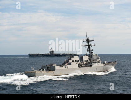 120322-N-FI736-099 OCÉAN ATLANTIQUE (22 mars 2012) La classe Arleigh Burke destroyer lance-missiles USS Nitze (DDG 94), premier plan, aux côtés de manoeuvres porte-avions USS Enterprise (CVN 65) en traversant l'océan Atlantique. Nitze et Enterprise sont déployées avec le Groupe de l'entreprise, qui est déployée à l'appui d'opérations de la sécurité maritime et les efforts de coopération en matière de sécurité dans le théâtre américain dans la zone de responsabilité de la sixième flotte. (U.S. Photo par marine Spécialiste de la communication de masse 3e classe Scott Pittman/libérés) - Imagerie de la marine américaine - les navires de la marine américaine en manœuvre positio Banque D'Images