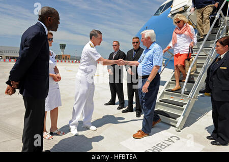 120704-N-AQ172-016 NAPLES, ITALIE (4 juillet 2012) Rép. des États-Unis, Harold Rogers Centre, président de la Chambre, Comité des crédits est accueilli par ADM. Bruce W. Clingan, commandant des forces navales américaines et alliées Europe-afrique Joint Forces Command Naples, et le consul général à Naples Donald L. Moore, gauche, au cours d'une visite à la base navale américaine de Naples. (U.S. Photo par marine Spécialiste de la communication de masse 2e classe Daniel Viramontes/libérés) - Imagerie de la marine américaine - U.S. Rep. Harold Rogers, président du House Appropriations Committee, est accueilli par le commandant des Forces navales des États-Unis Zone euro Banque D'Images