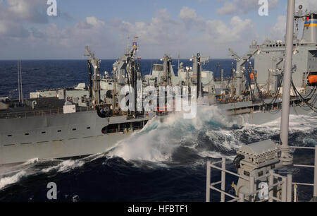 Océan Atlantique (16 avril 2012) Le navire d'assaut amphibie USS Wasp LHD (1) et de la Marine royale canadienne frégate NCSM St. JohnÕs (FFH 340) sont en cours à côté de la flotte maritime militaire de ravitaillement USNS lubrification commande Big Horn (T-AO 198) pour un ravitaillement en mer. Wasp et St. JohnÕs sont en cours pour participer à la Semaine de la flotte à la Nouvelle-Orléans, Louisiane (États-Unis Photo par marine Spécialiste de la communication de masse 3 Classe Betsy Knapper/libérés) 120416-N-LN619-126 http://www.facebook.com/USNavy http://www.twitter.com/USNavy la conversation Inscrivez-vous Http://navylive.dodlive.mil - U Banque D'Images