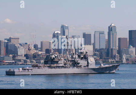 120801-N-TZ605-662 SEATTLE (Août 1, 2012) la classe Ticonderoga croiseur lance-missiles USS Bunker Hill (CG 52) participe à la parade de navires durant le 63e congrès annuel de Seafair Seattle. Seafair activités permettent aux marins américains et canadiens et le personnel de la Garde côtière à l'expérience de la communauté locale et de promouvoir la sensibilisation des forces maritimes. (U.S. Photo par marine Spécialiste de la communication de masse 2e classe Timothy A. Hazel/libérés) - Imagerie de la marine américaine - USS Bunker Hill participe à la parade des bateaux. Banque D'Images