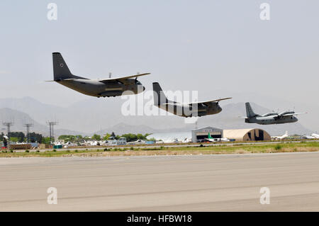 100428-N-6031Q-013 KABOUL, Afghanistan -- une collection de Mi-17 et des hélicoptères Mi-35 et C-27 et d'une voilure fixe-32 Craft prendre part à un spectacle aérien à l'occasion du Jour de la victoire le 28 avril 2010 à Kaboul, Afghanistan. (US Navy photo de Mass Communication Specialist 2e classe David Quillen/ libéré). 2010 ANA air show-10 Banque D'Images