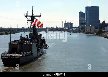 120823-N-BX435-065 Toledo, Ohio (Aug. 23, 2012) La classe Oliver Hazard Perry frégate lance-missiles USS DeWert (FFG-45) transits dans la rivière Maumee Toledo Toledo durant la Semaine de la marine 2012. La Semaine de la Marine de Tolède est l'une des 15 manifestations prévues signature à travers l'Amérique en 2012 et coïncide avec le NavyÕs commémoration du bicentenaire de la guerre de 1812, un service d'hébergement des membres de la U.S. Navy, Marine Corps, la Garde côtière et de la Marine royale du Canada. (U.S. Photo par marine Spécialiste de la communication de masse 1re classe Mark O'Donald/libérés) Inscrivez-vous à la conversation http://www.facebook.com/USNavy http://www.twitter Banque D'Images