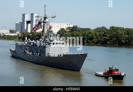 120823-N-BX435-041 Toledo, Ohio (Aug. 23, 2012) La classe Oliver Hazard Perry frigate USS DeWert (FFG-45) transits dans la rivière Maumee Toledo Toledo durant la Semaine de la marine 2012. La Semaine de la Marine de Tolède est l'une des 15 manifestations prévues signature à travers l'Amérique en 2012 et coïncide avec le NavyÕs commémoration du bicentenaire de la guerre de 1812, un service d'hébergement des membres de la U.S. Navy, Marine Corps, la Garde côtière et de la Marine royale du Canada. (U.S. Photo par marine Spécialiste de la communication de masse 1re classe Mark O'Donald/libérés) - Imagerie de la Marine américaine USS - transits DeWert la rivière Maumee. Banque D'Images