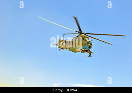 100428-N-6031Q-007 KABOUL, Afghanistan -- une collection de Mi-17 et des hélicoptères Mi-35 et C-27 et d'une voilure fixe-32 Craft prendre part à un spectacle aérien à l'occasion du Jour de la victoire le 28 avril 2010 à Kaboul, Afghanistan. (US Navy photo de Mass Communication Specialist 2e classe David Quillen/ libéré). 2010 Spectacle aérien ANA-7 Banque D'Images