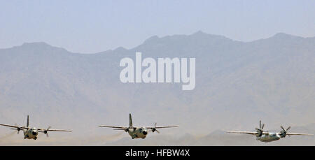 100428-N-6031Q-008 KABOUL, Afghanistan -- une collection de Mi-17 et des hélicoptères Mi-35 et C-27 et d'une voilure fixe-32 Craft prendre part à un spectacle aérien à l'occasion du Jour de la victoire le 28 avril 2010 à Kaboul, Afghanistan. (US Navy photo de Mass Communication Specialist 2e classe David Quillen/ libéré). 2010 Spectacle aérien ANA-8 Banque D'Images