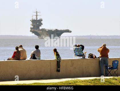 120311-N-H845-008 NORFOLK (11 mars 2012) Les spectateurs regarder depuis Fort Monroe National Monument comme le porte-avions USS Enterprise (CVN 65) se prépare à traverser le pont-tunnel de Hampton Roads à mesure que le navire quitte Norfolk Naval Station pour le 22e et dernier déploiement. Enterprise se déploie dans le cadre de Groupe d'entreprise d'appuyer les opérations de sécurité maritime et les efforts de coopération en matière de sécurité dans le théâtre aux États-Unis la 5ème et la 6ème flotte domaines de responsabilité. (U.S. Photo par marine Spécialiste de la communication de masse/Matyascik Julie 1ère classe) - parution de l'imageur de la Marine américaine officielle Banque D'Images