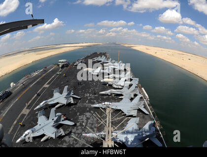 CANAL DE SUEZ (oct. 12, 2012) Le porte-avions USS Enterprise (CVN 65) est en cours dans le canal de Suez. Enterprise a été déployée à la 5e Flotte des États-Unis zone de responsabilité des opérations de sécurité maritime, les efforts de coopération en matière de sécurité dans le théâtre et missions d'appui pour l'opération Enduring Freedom. La Marine américaine est fiable, flexible et prêt à intervenir dans le monde entier sur, au-dessus, et en dessous de la mer. Inscrivez-vous à la conversation sur les médias sociaux à l'aide de # la guerre. (U.S. Photo par marine Spécialiste de la communication de masse 3 Classe Jared King/libérés) 121012-N-CH661-031 Inscrivez-vous la conversation http://www.facebook Banque D'Images