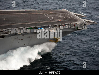 120321-N-VH054-571 OCÉAN ATLANTIQUE (22 mars 2012) Le porte-avions USS Enterprise (CVN 65) les transits de l'océan Atlantique. Enterprise est déployée est déployé des opérations de sécurité maritime et les efforts de coopération en matière de sécurité dans le théâtre américain dans la zone de responsabilité de la sixième flotte. (U.S. Photo par marine Spécialiste de la communication de masse Seaman Harry Andrew D. Gordon/libérés) - Imagerie de la Marine américaine USS Enterprise ransits - l'océan Atlantique. Banque D'Images