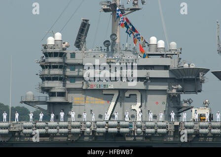 YOKOSUKA, Japon (26 juillet 2012) l'homme marins des rails, sous le porte-avions USS George Washington (CVN 73) tire dans les activités de la flotte du commandant Yokosuka. George Washington a quitté Activités liées à la flotte de Yokosuka le 26 mai pour commencer sa patrouille 2012. (U.S. Photo par marine Spécialiste de la communication de masse de la classe 3ème Andrew Smith/libérés) 120726-N-IO627-041 http://www.facebook.com/USNavy http://www.twitter.com/USNavy la conversation Inscrivez-vous Http://navylive.dodlive.mil - Imagerie de la Marine américaine USS George Washington - arrive à Yokosuka. (1) Banque D'Images