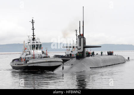 BANGOR, Washington (septembre 1994). 21, 2012) Le sous-marin USS Maine (SNLE) 741 tire en Naval Base Kitsap-Bremerton au retour d'une patrouille de dissuasion stratégique. (U.S. Photo par marine Spécialiste de la communication de masse en chef/Arendes Ahron libéré) 120921-N-LP168-022 www.facebook.com/USNavy www.twitter.com/USNavy la conversation Inscrivez-vous navylive.dodlive.mil - Imagerie de l'US Navy USS Maine - revient à l'attache. Banque D'Images