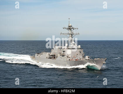 120322-N-FI736-085 OCÉAN ATLANTIQUE (22 mars 2012) La classe Arleigh Burke destroyer lance-missiles USS Nitze (DDG 94) les transits de l'océan Atlantique. Nitze est déployé avec le groupe d'entreprise d'appuyer les opérations de sécurité maritime et les efforts de coopération en matière de sécurité dans le théâtre américain dans la zone de responsabilité de la sixième flotte. (U.S. Photo par marine Spécialiste de la communication de masse 3e classe Scott Pittman/libérés) - Imagerie de la Marine américaine USS Nitze transits - l'océan Atlantique. Banque D'Images