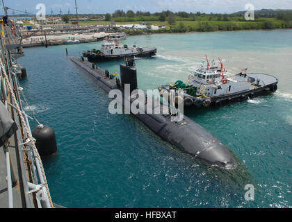 120530-N-QY759-021 POINT POLARIS, Guam (30 mai 2012) Le Los Angeles-classe d'attaque USS Topeka (SSN 754) se prépare à accoster le sous-marin USS Emory S. Land d'offres (comme 39). Topeka est déployée à l'ouest de l'océan Pacifique et Emory S. La terre est sur une longue mutation à Guam servant de la 7ème Flotte américaine laisse à flot l'activité de maintenance de la flotte de l'shipÕs d'attache permanent à Diego Garcia. (U.S. Photo par marine Spécialiste de la communication de masse 1re classe David R. Krigbaum/libérés) - Imagerie de la marine américaine - USS Topeka se prépare à accoster le sous-marin USS offres Emo Banque D'Images