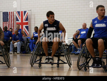 La Marine de l'équipe a pris sa retraite de la Garde côtière canadienne et spécialiste des opérations de 2e classe Joseph Frank de San Diego, Californie, se positionne de façon stratégique dans un jeu de basket-ball en fauteuil roulant contre l'équipe de la Force aérienne au cours de la 2013 Jeux Warrior le 14 mai. Le Guerrier comprend jeux concours en tir à l'arc, vélo, volley-ball assis, le tir, la natation, l'athlétisme, et le basket-ball en fauteuil roulant. L'objectif du guerrier Jeux n'est pas nécessairement d'identifier les athlètes les plus doués, mais plutôt à démontrer l'incroyable potentiel de l'intermédiaire de soldats blessés dans les sports de compétition. Plus de 200 blessés, malades ou après accidents du travail Banque D'Images