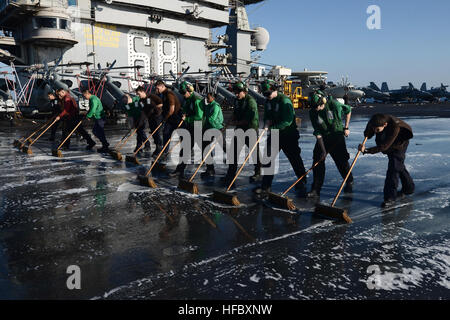 131028-N-TW634-217 MER MÉDITERRANÉE (oct. 28, 2013) l'eau à travers le balayage des marins d'envol du porte-avions USS Nimitz (CVN 68) lors d'un vol Brosse lave-pont. Nimitz est déployé des opérations de sécurité maritime et les efforts de coopération en matière de sécurité dans le théâtre américain dans la zone de responsabilité de la sixième flotte. (U.S. Photo par marine Spécialiste de la communication de masse Seaman Derek A. Harkins/vol) Parution Brosse lave-pont 131028-N-TW634-217 Banque D'Images