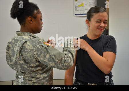 Le personnel du Commandement de l'éducation et de la formation en médecine de la marine reçoit des vaccins contre la grippe à la base interarmées San Antonio-Fort Sam Houston dans le cadre de la préparation médicale militaire et des mesures de santé préventive. Banque D'Images