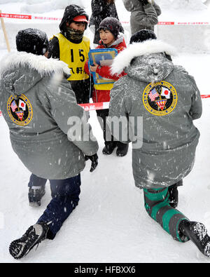 Constructeur en chef Billy Honor Harger, gauche, originaire de Pearl City, Missouri, et Andrew Seaman Mineman Handley, originaire de Stroud, Okla., interagir avec les enfants de l'école au cours de la 65e Sapporo Snow Festival, 7 février 2014. Ils sont tous deux membres de l'équipe de neige Misawa Marine 2014, qui est en ce moment à Sapporo, Japon prenant part à la fête annuelle de la ville. L'équipe sculpte un frosty, 3-D version de la U.S. Navy Seabee's 'Bee' Combat logo. C'est la 31e année que Naval Air Facility Misawa et ses commandes de locataires ont envoyé une délégation de marins à Sapporo pour créer un scul Banque D'Images