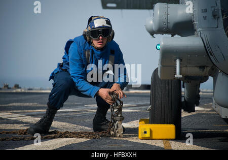 150308-N-NI474-216 LES EAUX À L'OUEST DE LA PÉNINSULE CORÉENNE (8 mars 2015) Seaman Jordon Paraszti, affecté à la classe Arleigh Burke destroyer lance-missiles USS Michael Murphy (DDG 112), prépare un MH-60R Seahawk pour un vol hors du navire pendant qu'ils sont en cours pendant l'exercice Foal Eagle 2015. Foal Eagle est une série d'activités annuelles de formation qui sont axées sur la défense et conçu pour accroître la préparation opérationnelle et de maintenir la stabilité dans la péninsule coréenne, tout en renforçant la République de Corée de l'alliance et la promotion de la paix et de la stabilité de l'Indo-Asia-région du Pacifique. (U.S. Photo par Marine Banque D'Images