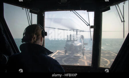 150311-N-NI474-005 LES EAUX À L'OUEST DE LA PÉNINSULE CORÉENNE (11 mars 2015) L'Étoile Elizabeth Lippie, agent de contrôle de l'hélicoptère, montres un MH-60R Seahawk hélicoptère, affecté à l'Escadron d'hélicoptères grève maritime (HSM) 37, décoller de la classe Arleigh Burke destroyer lance-missiles USS Michael Murphy (DDG 112) pendant qu'ils sont en cours pendant l'exercice Foal Eagle 2015. Foal Eagle est une série d'activités annuelles de formation qui sont axées sur la défense et conçu pour accroître la préparation opérationnelle et de maintenir la stabilité dans la péninsule coréenne, tout en renforçant la République de Corée de l'alliance et la promotion de regi Banque D'Images