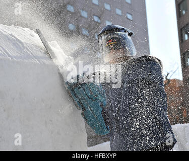 Constructeur en chef Billy Honor Harger, originaire de Pearl City, New York, utilise une tronçonneuse pour arrondir le haut d'une sculpture de neige qu'il construit, le 31 janvier 2014. Honor Harger est le capitaine de l'équipe de neige marine 2014 Misawa, qui prend part à la 65e Sapporo Snow Festival. L'équipe tente de sculpter un frosty, 3-D version de la U.S. Navy Seabee's 'Bee' Combat logo pour le festival. C'est la 31e année que Naval Air Facility Misawa et ses commandes de locataires ont envoyé une délégation de marins à la fête pour créer une sculpture, et pour représenter la Marine américaine au nom de leur virgule Banque D'Images