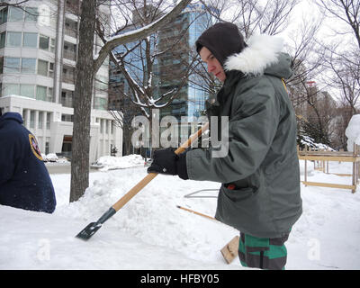 SAPPORO, Japon (fév. 2, 2014) Mineman Seaman Andrew Handley, de Stroud, Okla., élimine l'excès d'une neige snow sculpture il aide à construire, le 2 février 2014. Handley est membre de l'équipe de neige marine 2014 Misawa, qui prend part à la 65e Sapporo Snow Festival. C'est la 31e année que Naval Air Facility Misawa et ses commandes de locataires ont envoyé une délégation de marins à la fête pour créer une sculpture. (U.S. Photo par marine Spécialiste de la communication de masse en chef Ryan/Delcore) Parution 2014 Misawa Marine fait des progrès de l'équipe de neige sur snow sculpture 140202-N-EC644-028 Banque D'Images