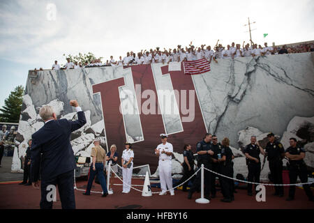 130907-N-H781-008 Bloomington, Indiana (sept. 7, 2013) Secrétaire de la Marine (SECNAV) Ray Mabus acclame les aspirants de l'Académie navale pendant un match de football à l'Université d'Indiana. Claude était à l'école à prononcera une allocution à une proue cérémonie commémorative pour le cuirassé DE LA SECONDE GUERRE MONDIALE USS Indiana (BB 58). La proue du navire a été donné à l'Université de l'Indiana et est maintenant assis en face de l'école du stade de football. (U.S. Photo par marine Spécialiste de la communication de masse 1re classe Arif Patani/libérés) match de football à l'Université d'Indiana 130907-N-H781-008 Banque D'Images