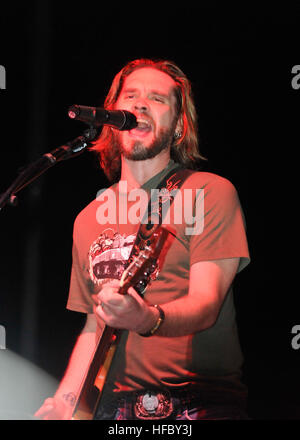 GUANTANAMO BAY, Cuba - l'ancien candidat à American Idol Bo Bice effectue pour les militaires affectés à la Force opérationnelle navale de Guantanamo Guantanamo et au Tiki bar le soir du Réveillon, le 31 décembre 2010. Le concert est parrainé par la Marine Entertainment et mis en scène par le moral de base, de bien-être et de loisirs. JTF Guantanamo fournit sûr, humain, juridique et transparent le soin et la garde des détenus, y compris ceux qui ont été condamnés par une commission militaire et ceux commandés libéré par un tribunal. La foi mène des activités de collecte, d'analyse et de diffusion pour la protection des détenus Banque D'Images