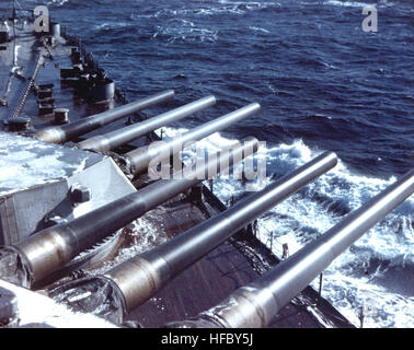 Armes à feu avant d'USS Alabama (BB-60) c1942 Banque D'Images