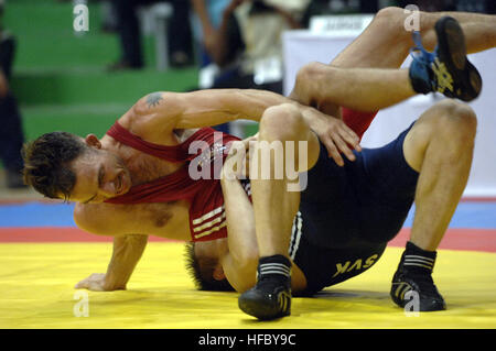 Les soldats du régiment de Marines allemands ont fait une corde rapide entre un hélicoptère Lynx Mk-88 de la mer du Westland et la frégate de classe Brême FGS Köln (F211) dans le golfe d'Aden. L’exercice appuie l’opération Enduring Freedom et pratique les tactiques d’arraisonnement en cours pour les opérations de sûreté maritime. Banque D'Images