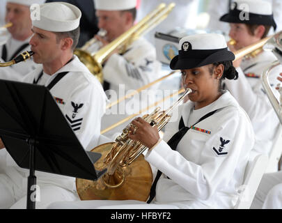 3e classe Keyondra musicien Ruth et les marins affectés au nord-est de la bande marine, effectuer à Fort Adams State Park à Newport, R.I., le 8 juillet, au cours d'une cérémonie d'arrivée pour la marine française Tall Ship Hermione. Adm arrière. P. Gardner Howe III, président, U.S. Naval War College, au nord-est de la bande marine et un color guard de l'USS Constitution à Boston, Mass., a participé à la cérémonie d'arrivée à accueillir la réplique du xviiie siècle navire et la marine française. Grand voilier français arrive dans la région de Newport à foule accueillant 150708-N-PX557-078 Banque D'Images