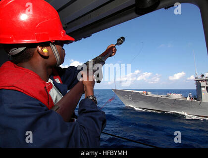 Airman David Jones, ordnanceman l'aviation, les feux d'un fusil M-14 avec un M87 Adaptateur amarre pour jeter une ligne à partir du porte-avions USS George Washington à la frégate lance-missiles USS Boone de carburant lors d'un ravitaillement en mer. George Washington mène des qualifications et de l'opérateur de certification d'envol avant de changer d'attache à Yokosuka, Japon, où elle permettra de soulager le porte-avions USS Kitty Hawk comme la seule marine porte-avions déployées à l'avant. Ravitaillement en mer 98473 carburant Banque D'Images