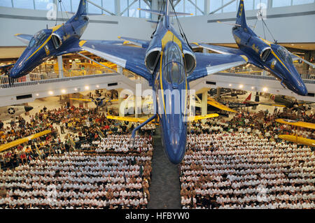 Des milliers d'élèves-officiers ROTC Junior Marine réunis sous jet Blue Angels avion pendant le 2009 NJROTC National Academic, athlétique et percer Awards dans le Musée National de l'Aéronavale. Adm arrière. Cliff Sharpe, commandant de la Marine, le commandement de l'Instruction publique, a présenté Centennial High School de Las Vegas, avec le trophée du championnat global, signifiant que le top du centenaire de l'unité de NJROTC dans la nation. L'événement annuel a eu lieu pour une 11e année consécutive à la Naval Air Station Pensacola. L'Unité du Centenaire s'est mesuré à 24 autres unités NJROTC high school à partir de 13 membres du personnel d'inspection, un Banque D'Images