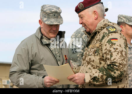 110226-N-9946J-047 Mazar-e Sharif, Afghanistan (fév. 26, 2011) - Commandant, Commandement des opérations de l'armée allemande allemande le général Rainer Glatz présente, commandant adjoint du Commandement régional de l'Armée américaine du Nord Brig. Le général Sean P. Mulholland la croix d'argent de la Bundeswehr pour son service méritoire exceptionnel. (U.S. Photo par marine Spécialiste de la communication de masse 2e classe Jason Johnston/libérés) Generals Rainer Glatz et Sean P. Mulholland en Afghanistan Banque D'Images