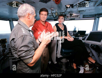 Gouverneur de Virginie George Allen (centre) et son épouse Susan (droite) écoutez-nous l'amiral William J. Flanagan Jr., commandant en chef de la flotte de l'Atlantique, nous explique les opérations à bord sur le pont à la navigation de l'US Navy porte-avions nucléaire USS GEORGE WASHINGTON (CVN 73). Tous les trois étaient en visite dans la George Washington pour accueillir son équipage retour à Virginia après achèvement de la réussite d'un déploiement de six mois. George Allen USS George Washington en visite, le 22 juillet 1996 Banque D'Images