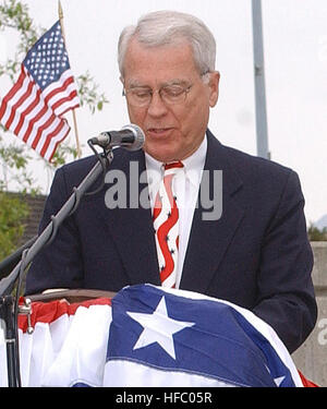 L'Honorable George Wuerch, maire d'Anchorage, Alaska, remet une plaque à l'US Air Force (USAF) Colonel (Col) Dutch Remkes, Commandant, 3e Escadre, au cours d'une cérémonie en l'honneur de héros morts en tenue au Veterans Memorial Park à Anchorage, AK. George Wuerch 2003 Banque D'Images