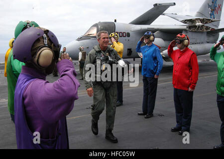 030501-N-6817C-049 de l'océan Pacifique (1 mai 2003) -- Le Président George W. Bush passe par le "boys' après le succès de piège à bord du USS ABRAHAM LINCOLN (CVN 72) dans un S-3B Viking affecté à la mer bleue de loups de l'Escadron de contrôle trois cinq (VS-35) désigné '1' de la marine. Le président Bush est le premier président de séance pour piéger à bord d'un porte-avions en mer. Le Président est d'une visite à bord du navire pour rencontrer les marins et s'adresser à la nation comme Lincoln se prépare à retourner d'un 10 mois de déploiement dans le golfe Persique dans le cadre de l'opération Iraqi Freedom. Phot de la Marine américaine Banque D'Images