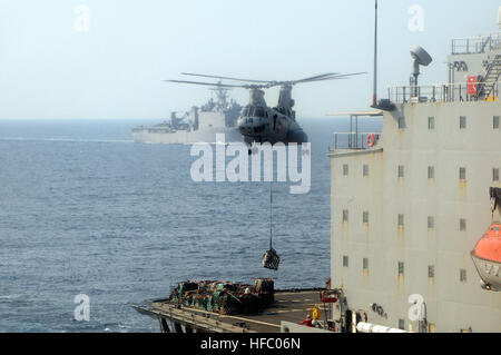 120220-N-WV964-145 Golfe de Thaïlande (20 févr. 2012)- Un CH-46 Sea Knight quitte le poste de pilotage de l'USNS Tippecanoe (T-AO-199) après avoir pris sur le cargo au cours d'un ravitaillement en mer avec l'avant-déployé dock amphibie Navire de débarquement USS Germantown (LSD 42) et l'USS TORTUGA (LSD 46). Germantown, entrepris avec des éléments de la 31e Marine Expeditionary Unit (MEU, 31) est actuellement en cours après avoir participé à l'exercice 2012, un or Cobra Thaï-américain annuel co-parrainé l'exercice interarmées et multinationales visant à faire progresser la sécurité dans toute la région Asie-Pacifique et d'améliorer l'interopérabilité Banque D'Images