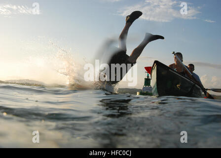 Joint Task Force Conjointe Troopers Guantanamo participer à une course de canoës au cours de la Compétition Ironman Gitmo, le 26 juillet 2008. La compétition Ironman organisé par le moral, du bien-être social, et les loisirs se composait d'un 3-mile canoe, 5 kilomètres de sentiers de vélo de montagne et un 5-mile run. Groupe de travail conjoint Guantanamo effectue des soins sécuritaires et humaines et la garde des combattants ennemis. La foi mène des opérations d'interrogatoire pour recueillir du renseignement stratégique à l'appui de la guerre mondiale contre le terrorisme et prend en charge l'application de la loi et les enquêtes sur les crimes de guerre. Guantanamo la foi s'est engagé à assurer la sécurité et de securit Banque D'Images