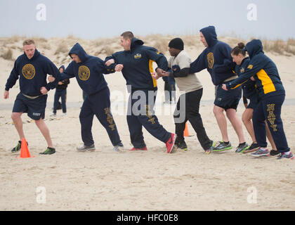 150330-N-AO823-022 NORFOLK, Virginie (30 mars 2015) Une équipe de premiers maîtres de fonctionner un obstacle d'armes à la quatrième édition annuelle de casier de chèvre à base expéditionnaire mixte défi peu Creek-Fort JEBLCFS (Histoire). L'événement coïncide avec le 122e anniversaire de l'ordre dans la région de Hampton Roads et dure du 26 mars au 1 avril. (U.S. Photo par marine Spécialiste de la communication de masse de 3e classe Michael J. Lieberknecht/chèvre) Parution Défi Casier 150330-N-AO823-022 Banque D'Images